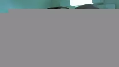 بلوند زیبا در پارک ماشین در شب شما دیوانه. فلم سوپر سکس